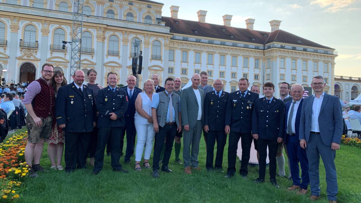 Gruppenbild vor dem Schloss