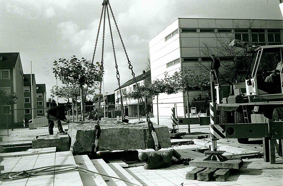 Der Rathausbrunnen wird gesetzt